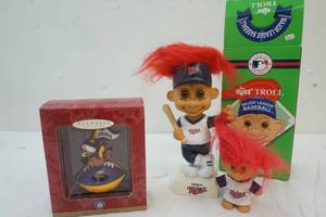 lot 224 image: Mn Twins and Vikings collectibles