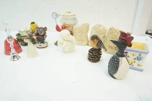 lot 107 image: figurines