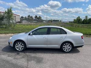 lot 138 image: 2010 Volkswagen Jetta Wolfsburg Edition PZEV - 2 OWNERS