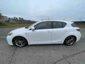 lot 9 image: 2012 Lexus CT 200H Premium