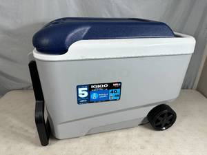 Used Once Igloo Max Cold 40 Qt Cooler on Wheels