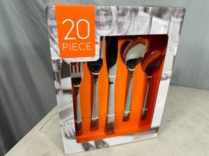 New 20 Piece Dinnerware Silverware Set