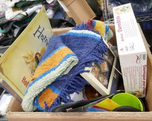lot 122 image: Box of misc household treasures