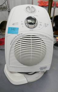 lot 142 image: DeLonghi oscillating heater