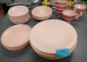 lot 143 image: Vintage set of 8 melamine plates, bowls, and cups