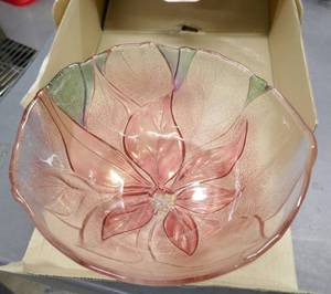 lot 146 image: Pretty Poinsetta bowl 10-12 inch