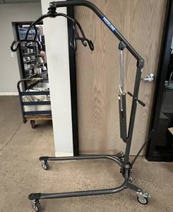 MSRP $700 Medline MDS88200HL Manual Hydraulic Patient Lift 400LB Capacity - Appears New - Can Be Easily Taken Apart Into 2 Pieces For Easy Transport