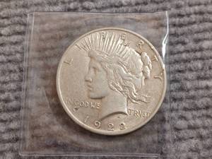 lot 25 image: 1922 Peace Dollar