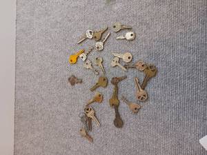 lot 67 image: 25 Vintage keys