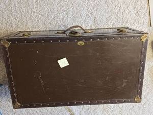 lot 75 image: Antique Steamer Trunk