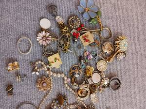 lot 100 image: Jewelry, sets, pieces