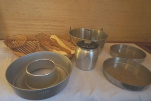bread baskets, wooden utensils