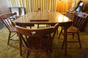 Dining table with one leaf and four chairs