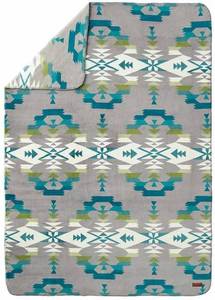 lot 28 image: Pendleton Plush Throw - Teal