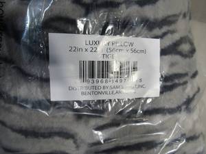 lot 76 image: Set of 2 Luxury Tiger Print Pillows