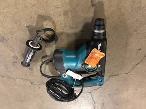 Makita 7 Amp 1-18 in. Corded SDS-Plus ConcreteMasonry Rotary Hammer Drill with Side Handle Customer Returns See Pictures