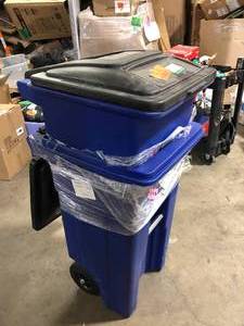 Lot of 32 Gallon Outdoor Trash CanGarbage Can (2) Customer Returns See Pictures