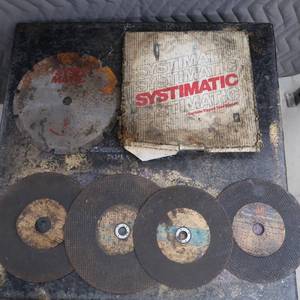 lot 9 image: 4 ABRASIVE WHEELS AND 2 SAW BLADES
