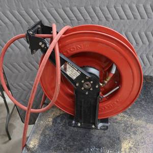 lot 10 image: AUTO REWIND AIR HOSE WHEEL