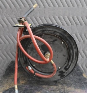 lot 12 image: AUTO REWIND AIR HOSE