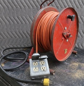 lot 17 image: 4 OUTLET CORD REEL