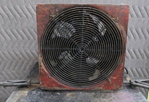 lot 18 image: SUPER VAC INDUSTRIAL BOX FAN