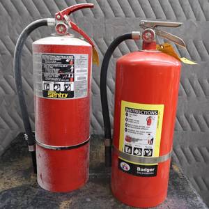 lot 19 image: 2 FIRE EXTINGUISHERS