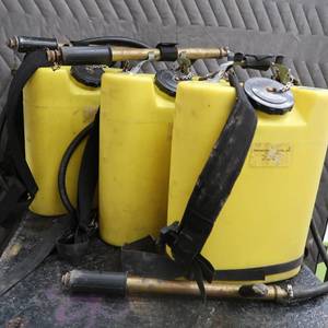 lot 27 image: 3 BACKPACK WATER BRUSH PUMPS