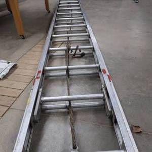 lot 28 image: HEAVY DUTY NFPA 27 EXTENSION LADDER