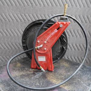 lot 32 image: REELCRAFT RETRACTABLE AIR HOSE AND REEL