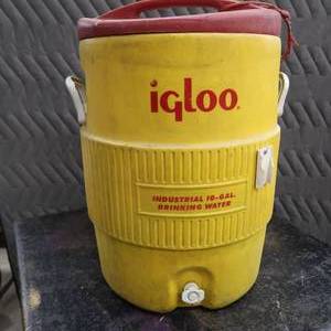 lot 33 image: IGLOO 10 GALLON INDUSTRIAL WATER COOLER