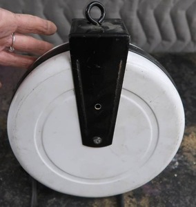 lot 49 image: 30 RETRACTABLE ELECTRICAL CORD REEL