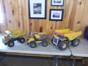 lot 35 image: 3 Tonka Trucks