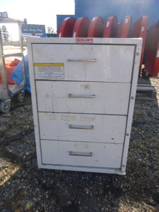 lot 80 image: 4 Drawer Metal Cabinet