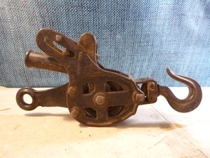 lot 96 image: Vintage 2 Wheel Block and Tackle Pulley