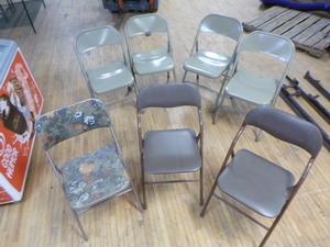 lot 100 image: 7 Folding Chairs