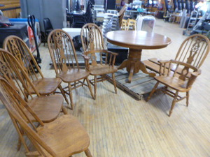 lot 105 image: Solid Oak Dinette Set