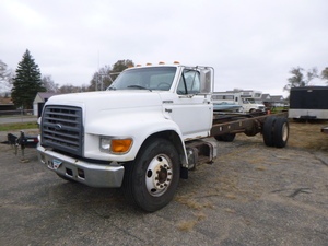lot 1 image: 1998 Ford F-800 Box Truck