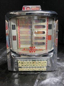 lot 59 image: Seeburg Wall-O-Matic 200 tabletop jukebox and Coke straw dispenser