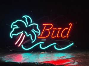lot 47 image: Bud palm tree neon with wave