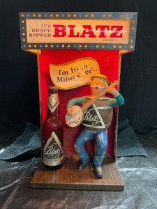lot 26 image: Blatz Beer banjo player, light up metal display
