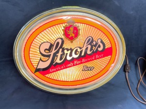 lot 114 image: Strohs Beer illuminated plastic sign with holographic interior