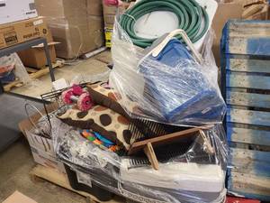 Pallet lot of household goods, items and decor