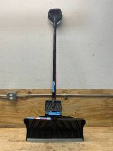 lot 20 image: SUNCAST 24 Snow Pusher 7 Ice Scraper Combo