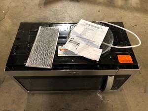 lot 27 image: Whirpool Microwave  Customer Returns See Pictures