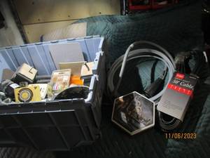 lot 95 image: Clamshell closing tote with hardware