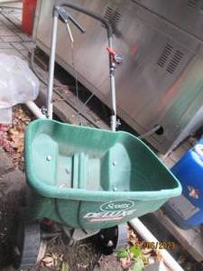 lot 118 image: Scotts deluxe Edgeguard spreader