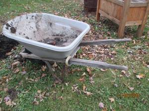 lot 130 image: Brentwood 6 cu yard wheelbarrow