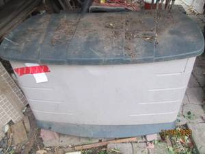 lot 131 image: Rubbermaid outdoor storage bin