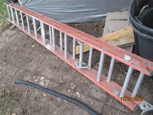 lot 135 image: 1224ft fiberglass extension ladder